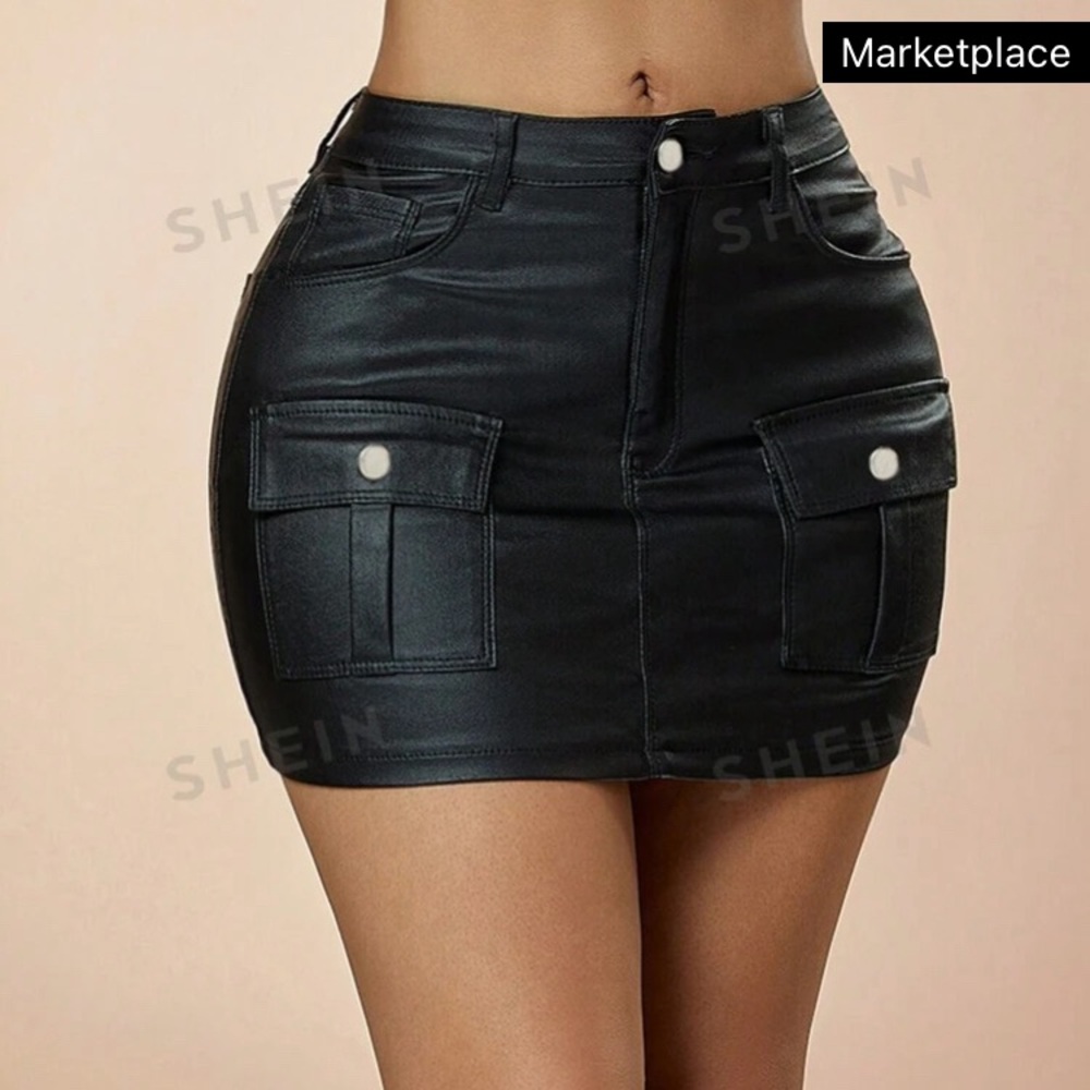 I am selling this black mini skirt from shein that I order a few months ago